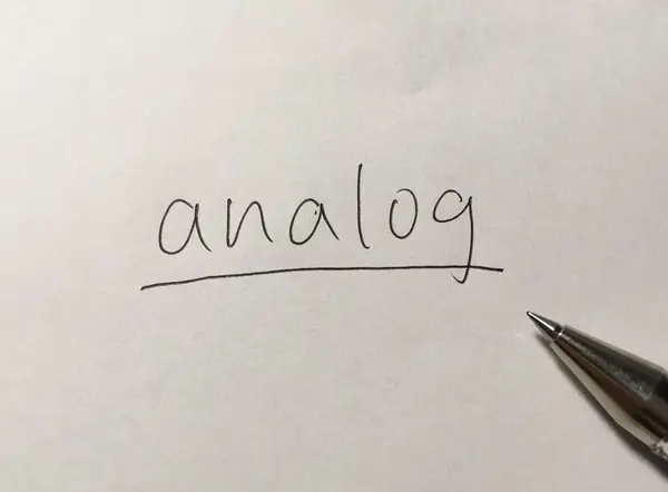 Analoges Konzept Wort Auf Papier Hintergrund — Stockfoto