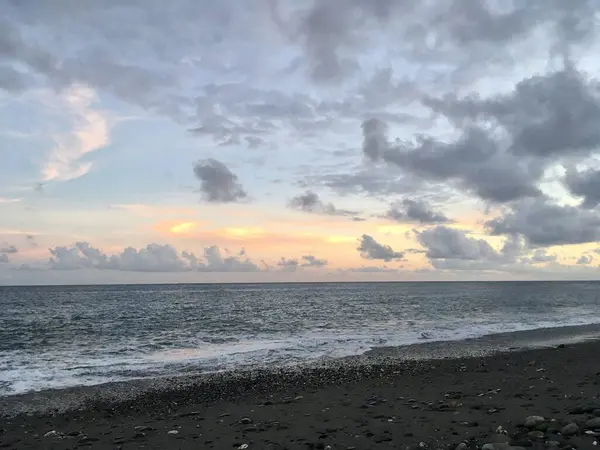 Pasifik 'te bir sahil. Taitung, Tayvan.