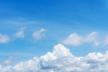 Yazın beyaz bulutlu mavi gökyüzü arkaplanı