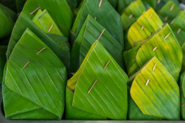 Yerel Tayland yemekleri ve muz yaprağından paketler