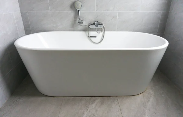 Apartmanda beyaz küvet seramiği