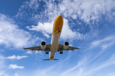 phuket Uluslararası Havaalanı, phuket, thailand mavi gökyüzü arka planda uçak inişi