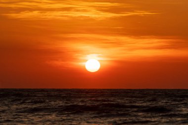 Okyanusun üzerinde gün batımı