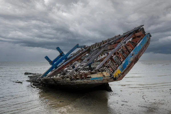 Stock image old abandoned boat on the beach