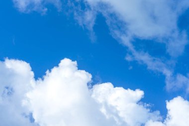 Bulutlu mavi gökyüzü