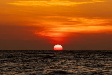 Phuket Tayland 'da güzel bir gün batımı. 