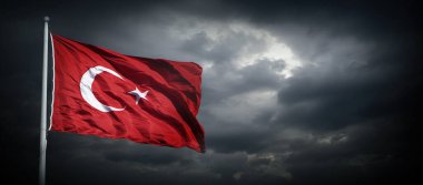 Kara bulutlar arasında dalgalanan Türk bayrağı.                           