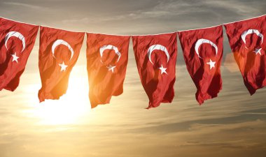  Türk bayrakları gün batımında dalgalanıyor.                              