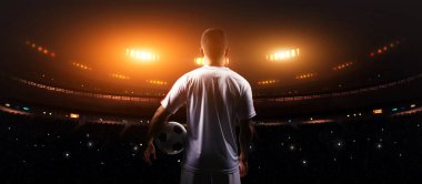 Stadyumda top oynayan futbolcu.