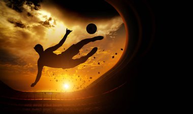 Futbolcu Stadyumda Topa Vuruyor - Siluet