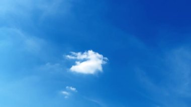 Zaman Hızı Güzel açık mavi gökyüzü beyaz bulutlar kabarık kümülüs bulut, güzel temiz hava doğal manzara, bulutlu arka plan.