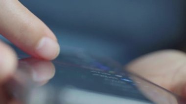 Akıllı telefon kullanan Asyalı bir kadının parmakları, Cihaz ekranına yakın el dokunuşu