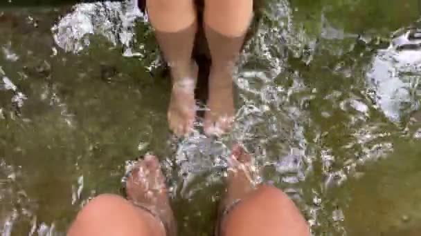 Relaxační Koupel Nohou Horkém Prameni Užijte Namáčení Přírodních Horkých Pramenech — Stock video