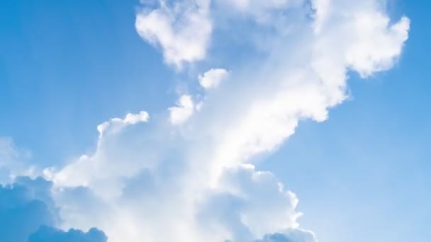 美丽的移动的白色卷云在地平线上 美丽的蓝天和云彩景观 美丽的自然景观 清澈的蓝天与云彩 新鲜空气 时光飞逝的镜头 — 图库视频影像
