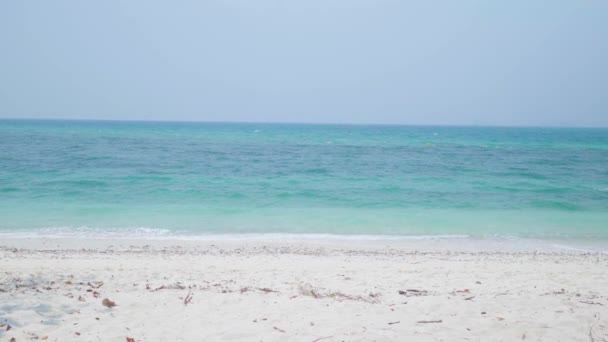 Plajă Nisip Oceanic Apă Albastră Valurile Lovesc Frumoasa Plajă Nisip — Videoclip de stoc