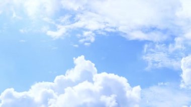 Zaman Hızı Güzel açık mavi gökyüzü beyaz bulutlar kabarık kümülüs bulut, güzel temiz hava doğal manzara, bulutlu arka plan.