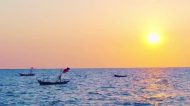 Dalgalı denizlere demirlemiş küçük bir balıkçı teknesi. Gün batımında, Bangsan Chonburi. Ulaşım kavramı
