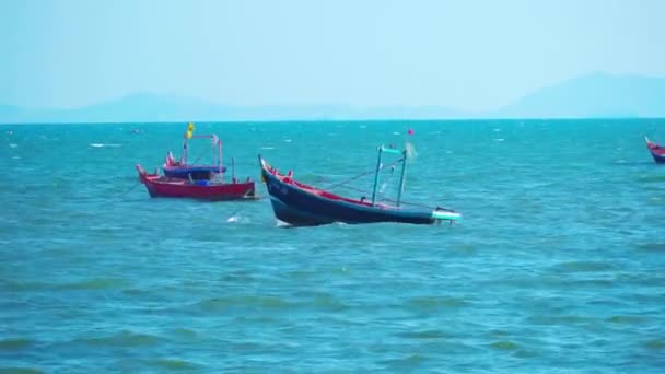 小さな漁船が荒海の海岸に係留されている バンサンチョンブリ 交通概念 — ストック動画