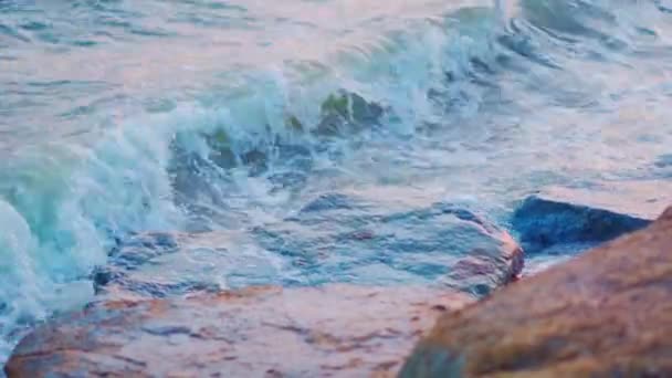 Meereswellen Krachen Gegen Die Felsen Die Die Küste Säumen — Stockvideo