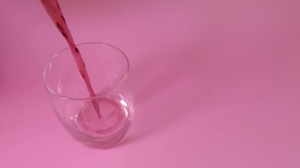 Gießen Roten Traubensaft Das Glas Weißen Hintergrund Fruchtsäfte Die Erfrischend — Stockvideo