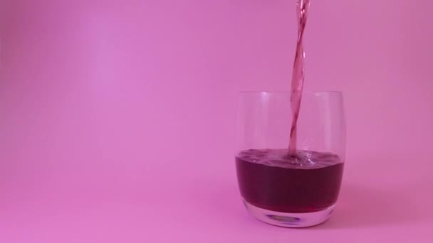 Giet Rode Druivensap Het Glas Witte Achtergrond Vruchtensappen Die Verfrissend — Stockvideo