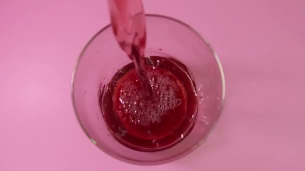 Gießen Roten Traubensaft Das Glas Weißen Hintergrund Fruchtsäfte Die Erfrischend — Stockvideo