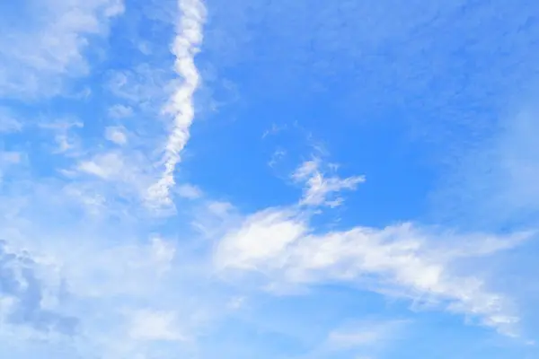 Mavi Gökyüzü Beyaz Bulutlar Güzel Kabarık Kümülüs Bulutu Bulutlu Arka — Stok fotoğraf