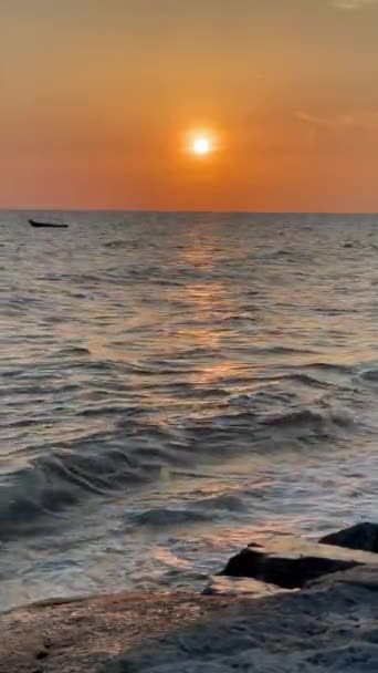 Vertikal Solnedgången Reflekterar Över Glittrande Havet Gyllene Timme Bangsaen Chonburi — Stockvideo