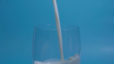 Sütü bardağa dökün, süt yüksek proteinli bir içecektir, sağlık ve mandıra ürünleri konsepti için her gün içilir..