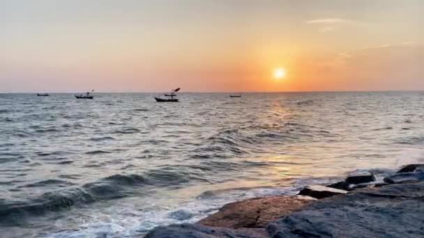 垂直的 夕阳映照在闪耀的大海上 金色的时刻 Bangsaen Chonburi — 图库视频影像