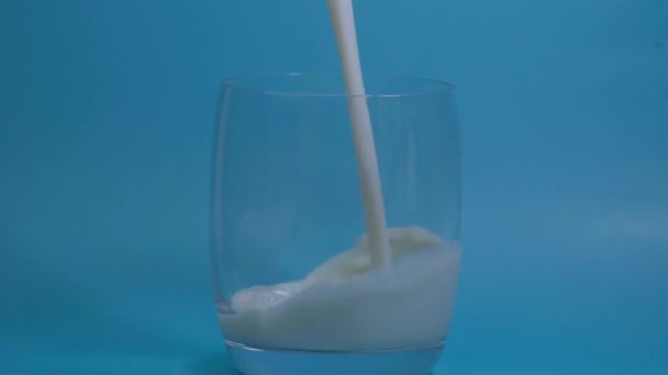 Nalijte Mléko Sklenice Mléko High Protein Nápoj Pít Každý Den — Stock video