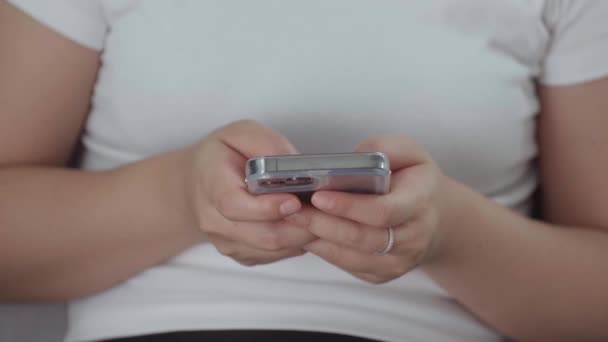 亚洲女性手持手机玩社交媒体或手机 手持智能手机概念 在家中放松时间的特写镜头 — 图库视频影像