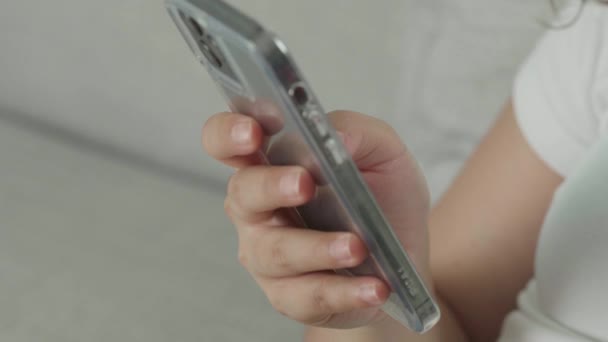 Крупный План Руки Азиатки Использующей Мобильный Телефон Покупок Игр Чатов — стоковое видео