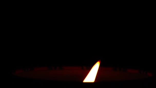 Крупный План Пламени Свечи Горящего Черном Фоне — стоковое видео