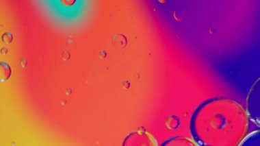 Yağ baloncukları ve küreler renk arkaplanlı su üzerinde hareket ediyorlar, Makro fotoğrafçılık kavramı