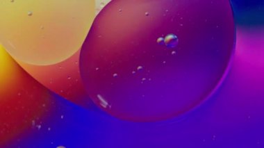 Yağ baloncukları ve küreler renk arkaplanlı su üzerinde hareket ediyorlar, Makro fotoğrafçılık kavramı