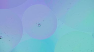 Yağ baloncukları ve küreler renk arkaplanlı su üzerinde hareket ediyorlar, Makro fotoğrafçılık kavramı