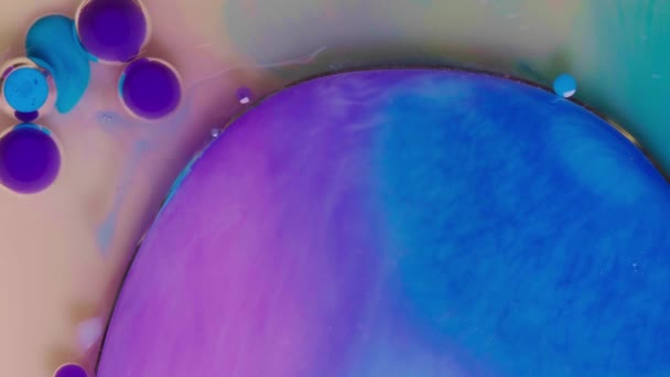 Vista Superior Burbujas Pintura Acrílica Colores Moviéndose Sobre Leche Aceite — Vídeos de Stock