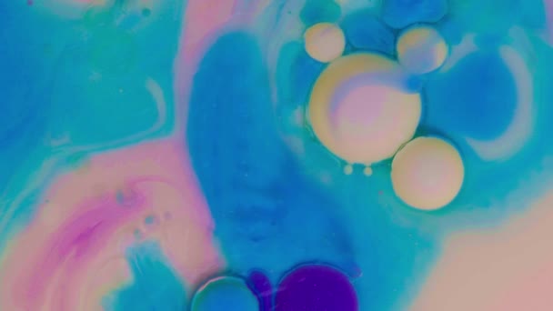 ミルク オイル 液体マクロの背景に移動する着色されたアクリル塗料の泡のトップビュー — ストック動画