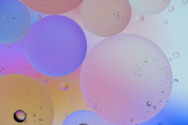 Üst görünüm yağ kabarcıkları renkli arka plan ile suya düşer, Makro fotoğrafçılık konsepti