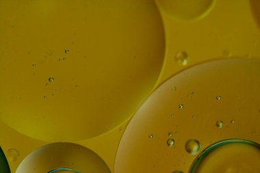 Üst görünüm yağ kabarcıkları renkli arka plan ile suya düşer, Makro fotoğrafçılık konsepti