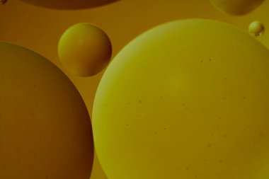 Üst görünüm yağ kabarcıkları renkli arka plan ile suya düşer, Makro fotoğrafçılık konsepti