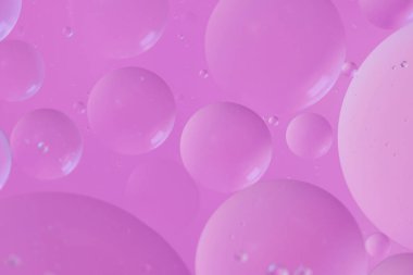 Üst görünüm yağ kabarcıkları renkli arka plan ile suya düşer, Makro fotoğrafçılık konsepti