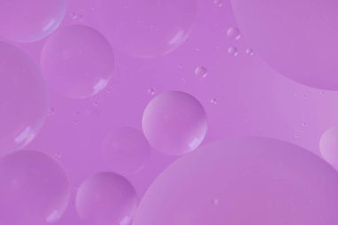 Üst görünüm yağ kabarcıkları renkli arka plan ile suya düşer, Makro fotoğrafçılık konsepti