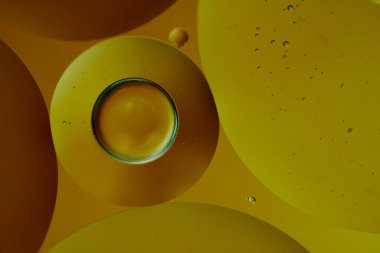 Üst görünüm yağ kabarcıkları renkli arka plan ile suya düşer, Makro fotoğrafçılık konsepti