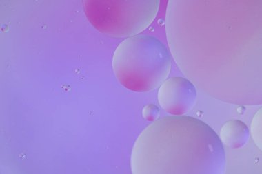 Üst görünüm yağ kabarcıkları renkli arka plan ile suya düşer, Makro fotoğrafçılık konsepti