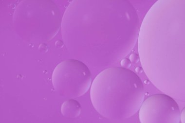 Üst görünüm yağ kabarcıkları renkli arka plan ile suya düşer, Makro fotoğrafçılık konsepti