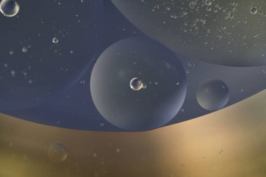 Üst görünüm yağ kabarcıkları renkli arka plan ile suya düşer, Makro fotoğrafçılık konsepti