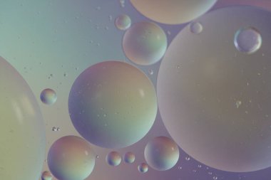 Üst görünüm yağ kabarcıkları renkli arka plan ile suya düşer, Makro fotoğrafçılık konsepti