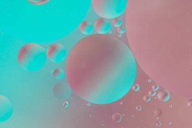 Üst görünüm yağ kabarcıkları renkli arka plan ile suya düşer, Makro fotoğrafçılık konsepti